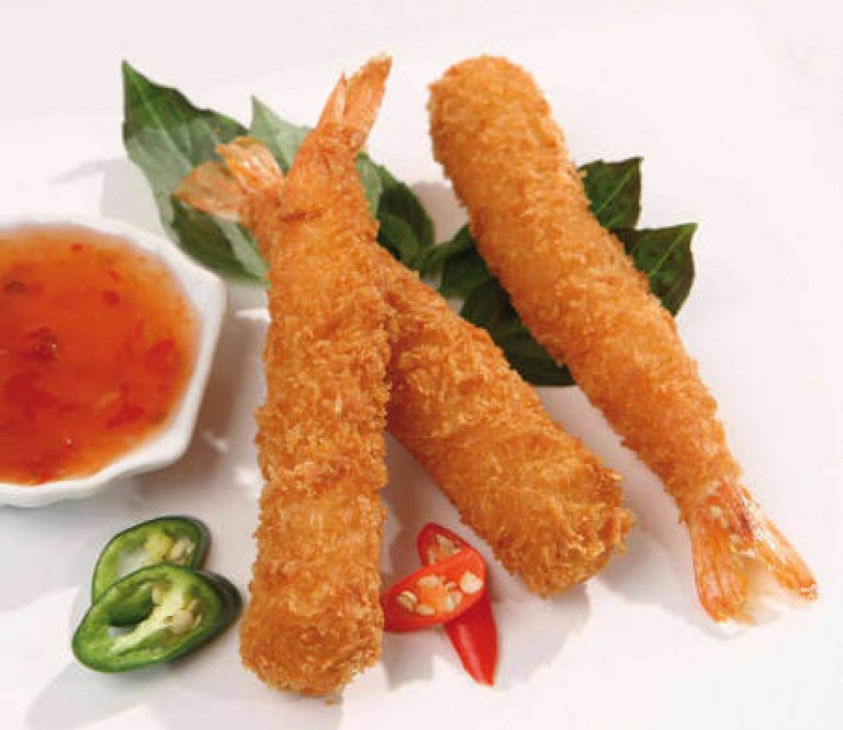 Drei frittierte Garnelen mit Dip und Chilischeiben auf Telle
