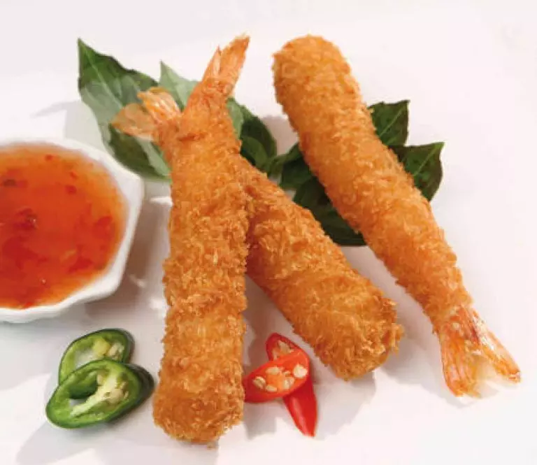 Drei frittierte Garnelen mit Dip und Chilischeiben auf Telle