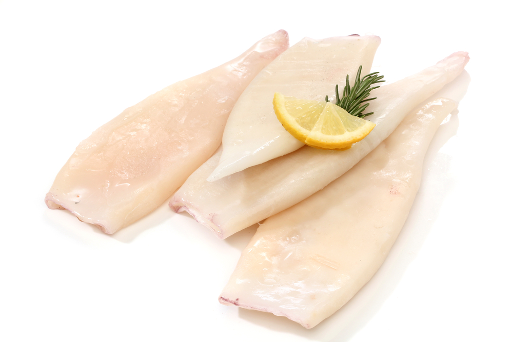 Frische Tintenfischtuben mit Zitronenscheiben und Rosmarin Vier rohe Tintenfischtuben dekoriert mit Zitronenscheiben und einem Rosmarinzweig, auf weißem Hintergrund.