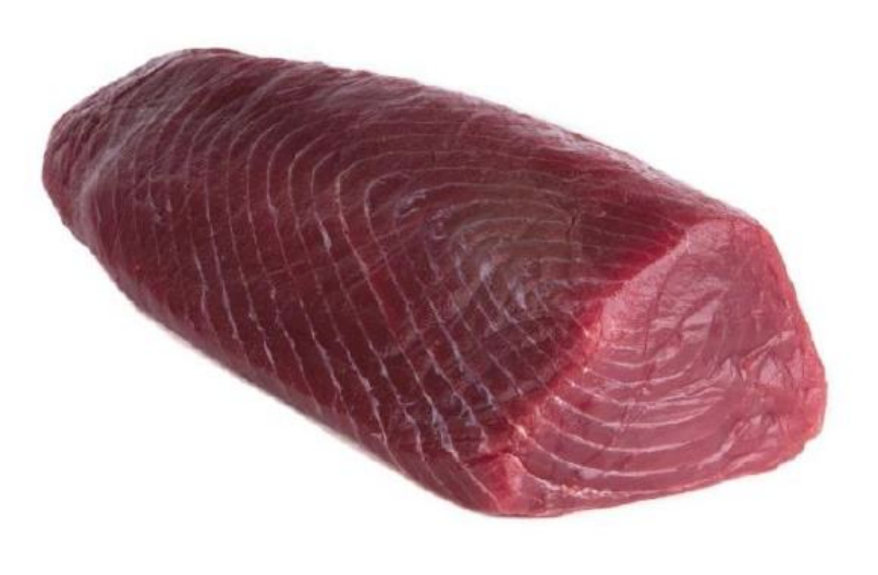 Frisches Thunfischfilet in hoher Qualität Ein Stück rohes Thunfischfilet auf weißem Hintergrund