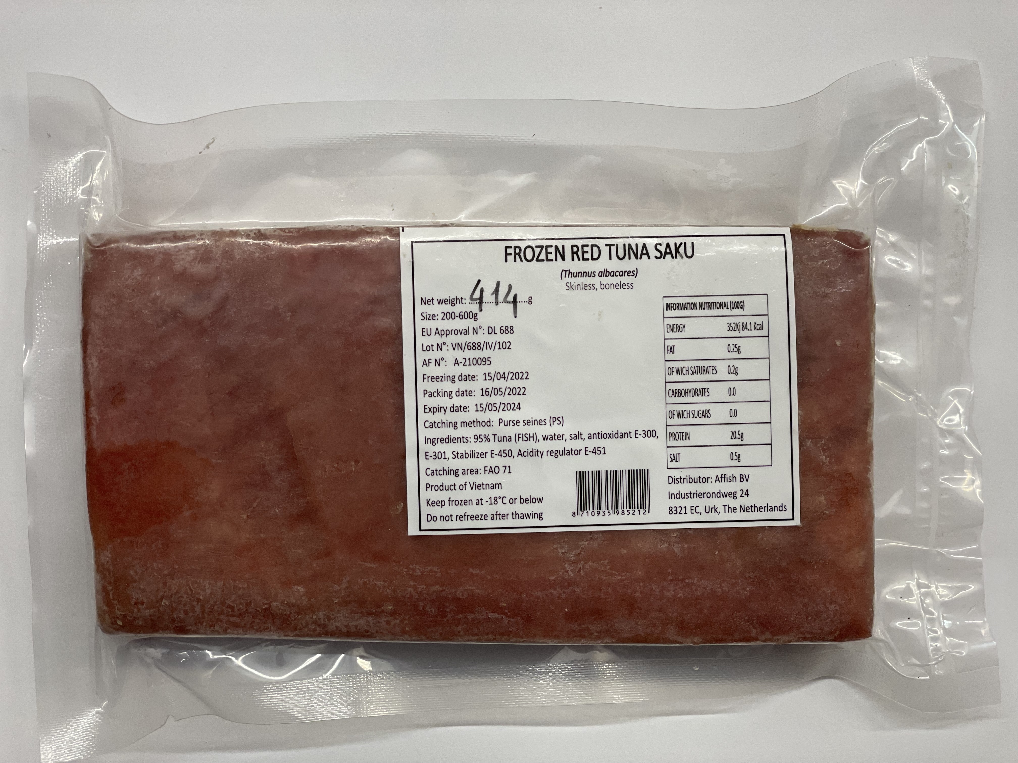 Gefrorener Roter Thunfisch Saku 200-600g - Hautlos, Grätenfrei Vakuumverpackter, gefrorener roter Thunfisch Saku mit Etikett und Details zu Gewicht, Zutaten und Nährwerten.