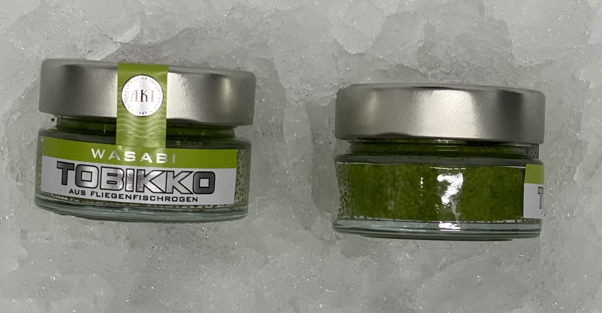 Wasabi Tobikko - Fliegenfischrogen im Glas Zwei Gläser mit Wasabi Tobikko Fliegenfischrogen auf Eis