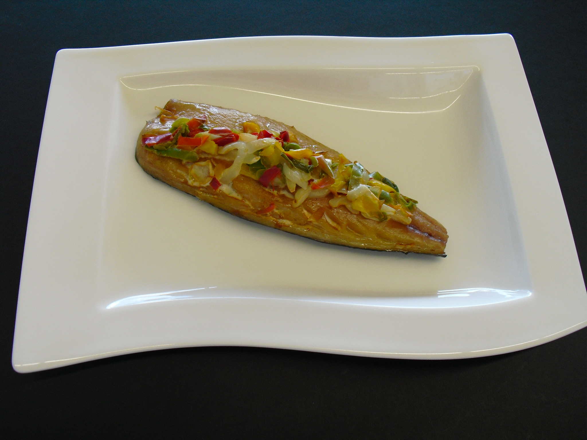 Geräuchertes Fischfilet mit Gemüse auf weißem Teller Geräuchertes Fischfilet mit buntem Gemüse, serviert auf einem eleganten weißen Teller