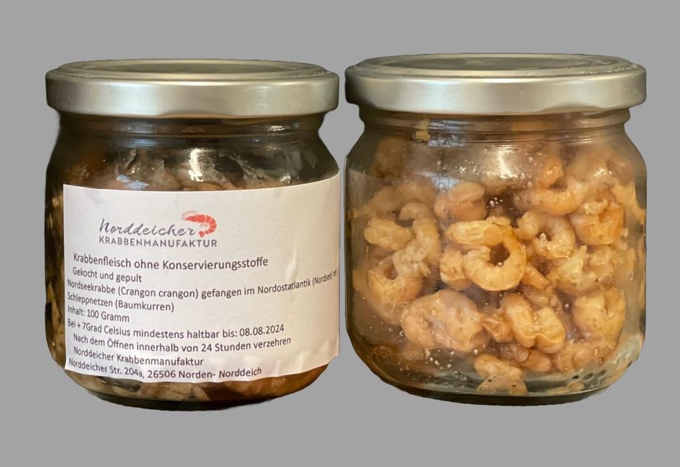 Norddeutsches Krabbenfleisch ohne Konservierungsstoffe im Glas Zwei Gläser mit gekochtem und gepultem Krabbenfleisch der Norddeicher Krabbenmanufaktur, ohne Konservierungsstoffe