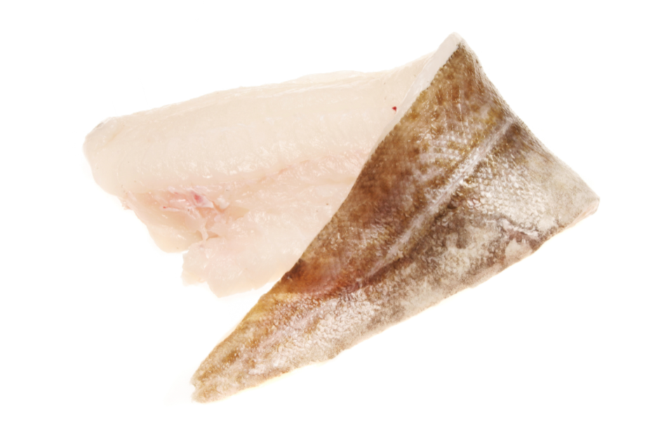 Frisches Fischfilet mit Haut auf weißem Hintergrund Nahaufnahme eines frischen Fischfilets mit Haut, ideal für kulinarische Zubereitungen